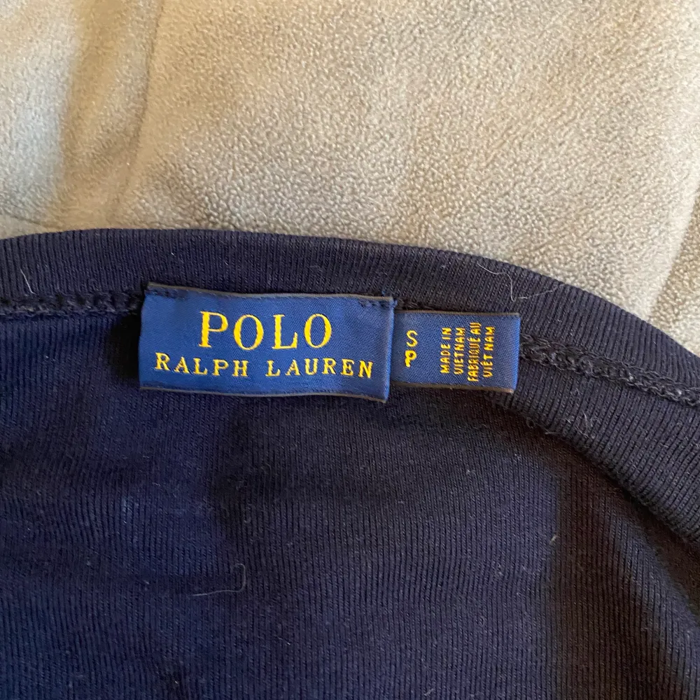 Ralph lauren långärmad tröja, säljer pga att jag inte använder längre. Den är använd ett fåtal gånger och är i väldigt bra skick . Nypris 800kr men säljer för 300kr Kan mötas upp vart som helst i Stockholm, eller frakta . Tröjor & Koftor.