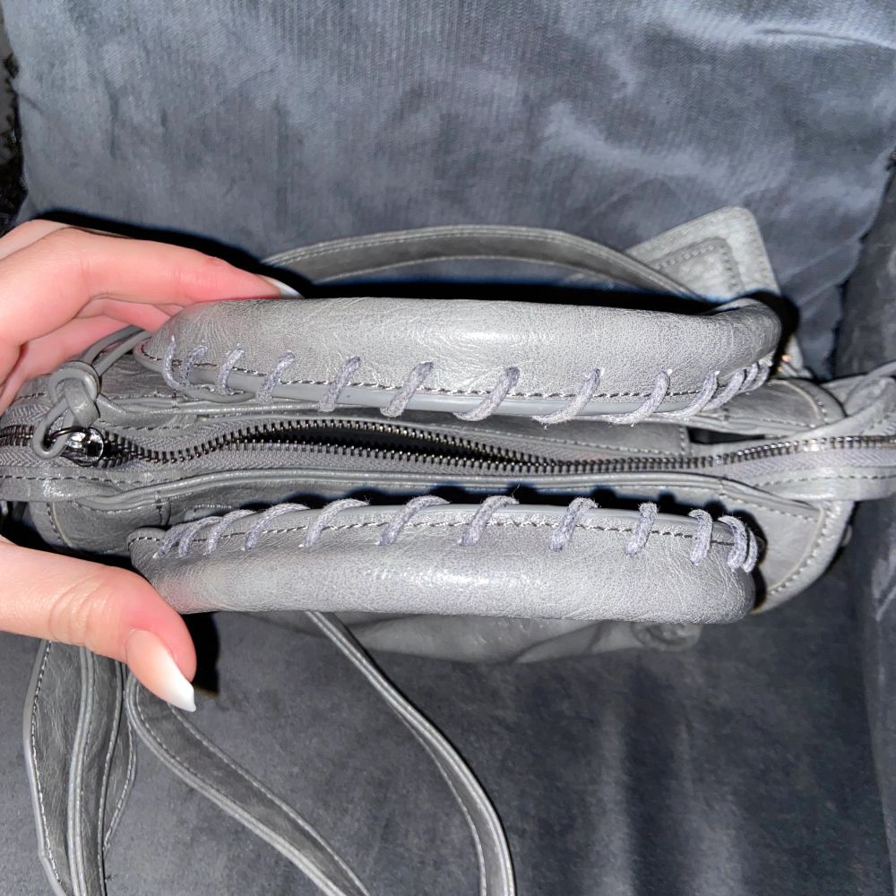 Säljer denna Balenciaga-inspirerade väskan! Väskan är använd ett fåtal gånger och därmed iprincip i nyskick! Rymlig med massa fack både på insidan och utsidan!  Första bilden är lånad!. Väskor.