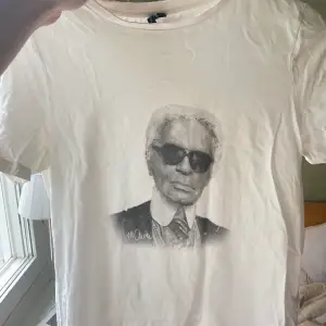 T-shirt med Karl på. Storlek S