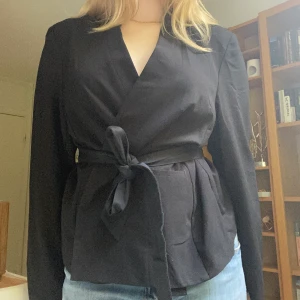 Lös kavaj - Lös kavaj som knyts med band, eller att ha som den är. Bra skick och funkar både att ha som tröja eller som kavaj 