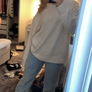 Vit stickad tröja - Vit stickad tröja från hm, stor storlek för att den ska vara oversized💞