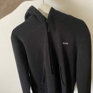 Basic svart hoodie 