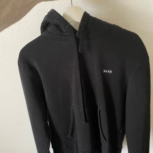 NA-KD hoodie - Basic svart hoodie 