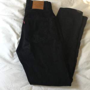 Svarta Levis jeans i modellen 70s High💕 är för små för mig men superfina basic jeans😊 Skriv vid frågor!!