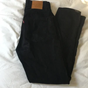 Levis jeans - Svarta Levis jeans i modellen 70s High💕 är för små för mig men superfina basic jeans😊 Skriv vid frågor!!