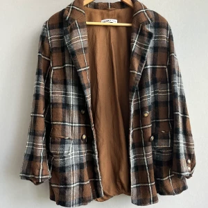 Kavaj jacka - Köpt på second hand. Mjuk kavaj som jag använt som jacka. Jag brukar ha storlek M i de flesta kläder.