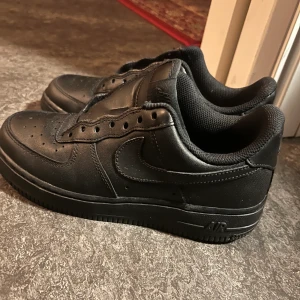 Svarta Airforce 1 strl 36,5 - Strl 36,5 Har använts några få gånger, inte många alls. Då jag insåg att dom är för små för mig. Dock har dom inga skosnören och därför ett mycket billigare pris! 