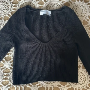 Bershka storlek small - En svart tröja i storleken small från Bershka  