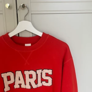 Sweatshirt - Jätte fin sweatshirt från hm i storlek xs men passar s, använd fåtal gånger och är dom i nyskick🥰skriv för fler frågor och bilder