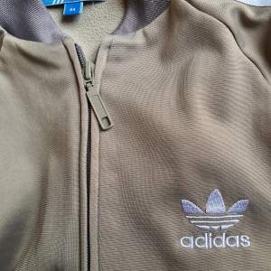 Adidas träningsjacka i storlek 34. Fin khakigrön färg och mycket bra skick! 