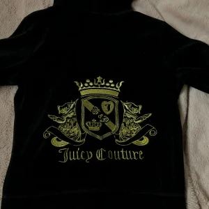 juicy couture - Säljer min juicy tröja, storlek S. sällsynt. Köparen står för frakt, köp sker endast genom swish🌸 