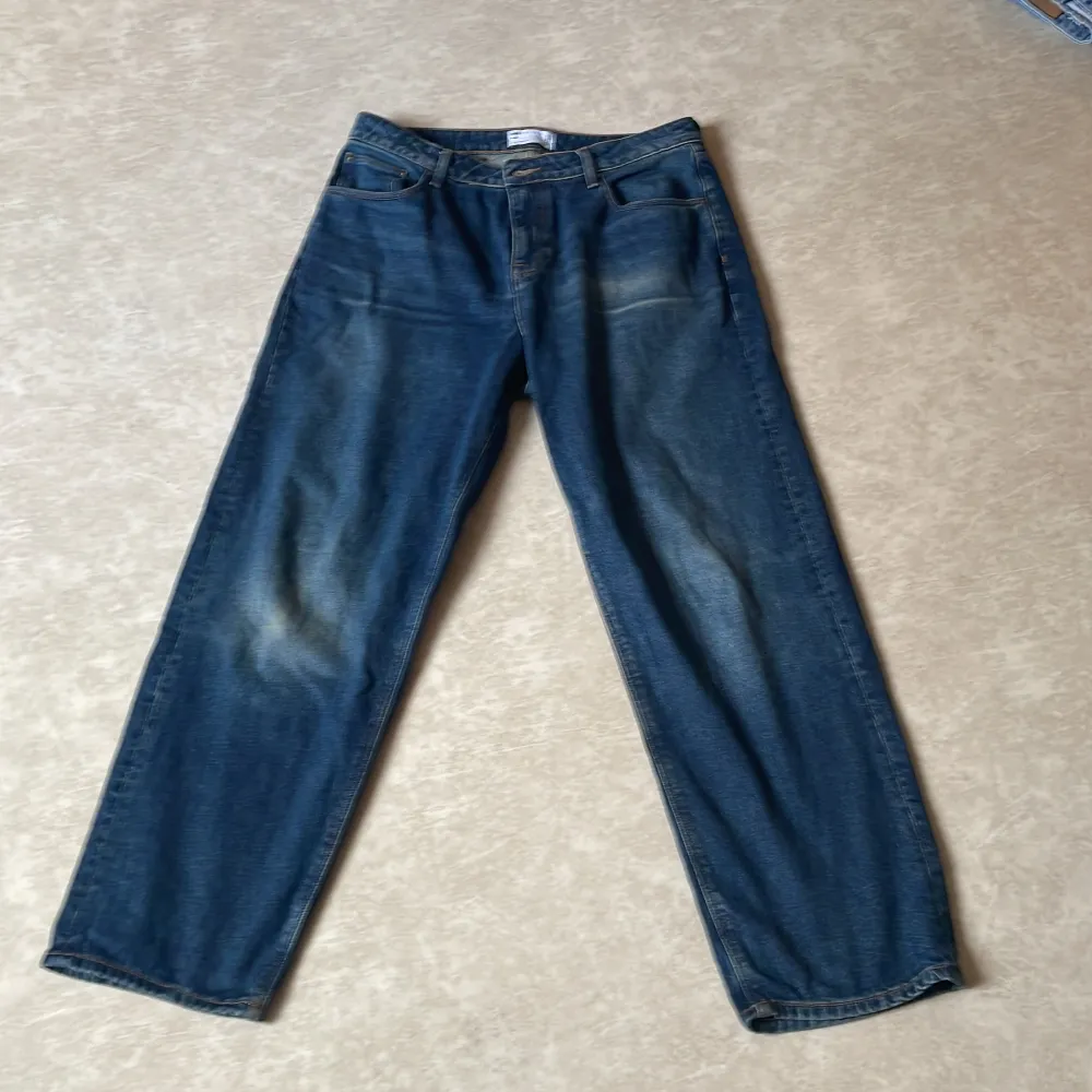 Jeans med en schysst mörkblå färg  Storlek: w34 l 30  Men passar l32  Nypris 500. Jeans & Byxor.