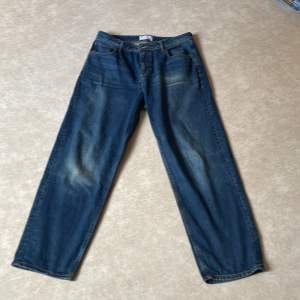 Jeans med en schysst mörkblå färg  Storlek: w34 l 30  Men passar l32  Nypris 500