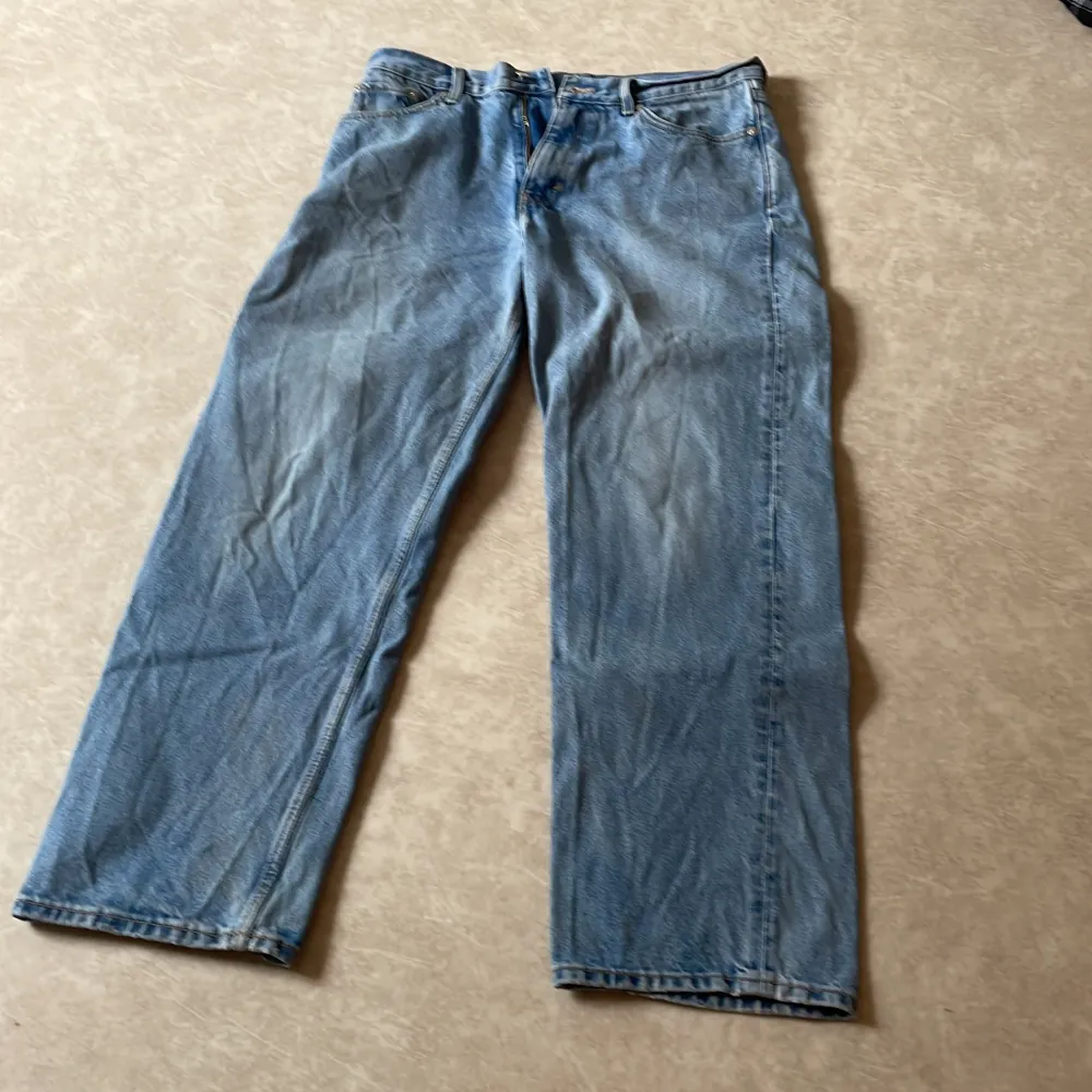 Ett par vanliga schyssta brallor från Weekday  Storlek: w31 l32  Men passar w32  Nypris 600. Jeans & Byxor.