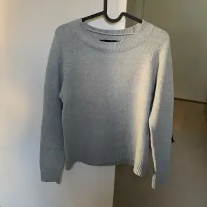 Säljer den här gråa stickade tröjan ifrån vero Moda💖💗tryck inte på köp utan nu kontakta mig ifall du vill köpa!💝💘 (står ej för frakten)