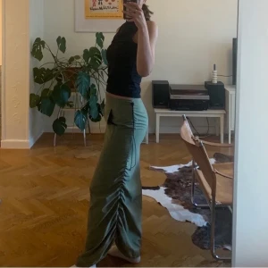 Y2k kjol - Lång och trendig kjol i khakifärg :) drawstrings på sidan och i midjan vilket gör att man kan anpassa längd sant midja efter önskan. Skriv pm vid frågor osv 🌼🌼🌼 
