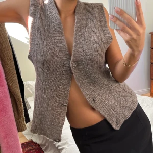 Stickad väst - Gråbeige stickad väst