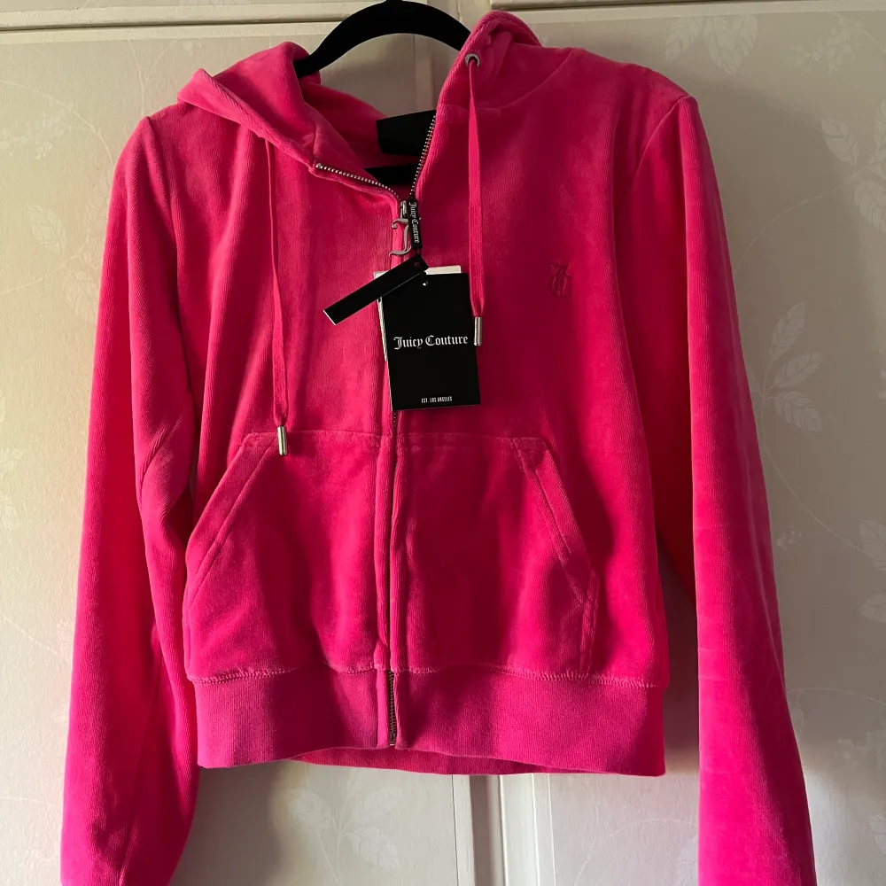 Säljer mitt superfina Juicy Couture set i färgen Raspberry pink! I nyskick! Endast testat, tröjan har fortfarande tagen kvar. Den här färgen har utgått från sortimentet och kan därför inte köpas längre. Byxor storlek S och tröja storlek Xs. Hoodies.