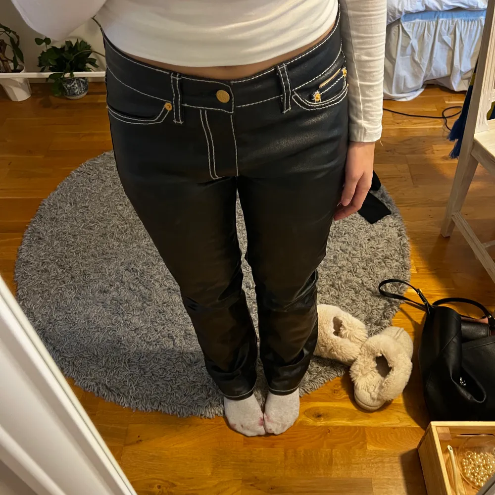 Säljer mina älskade eytys byxor som är använt bar anföra fåtals gånger! De är i storlek 28/34 men är uppsydda till 28/32 och de sitter bra på mig som är 163💞. Jeans & Byxor.