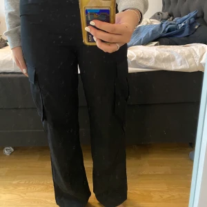 Svarta cargobyxor - Svarta cargo köpta på Shein, hittade andra jag gillade mer så nu säljer jag dessa då jag aldrig använt dem✨