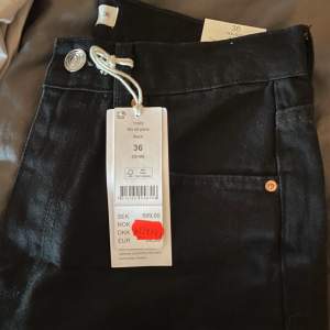 Säljer helt nya jeans med lappen kvar. Köpa från ginas rea för 179, säljer för 50 + 63 kr frakt alternativt mötas upp i Norrköping🫶🏽