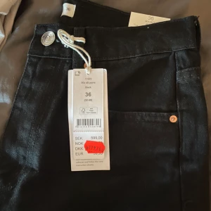 Helt nya jeans - Säljer helt nya jeans med lappen kvar. Köpa från ginas rea för 179, säljer för 50 + 63 kr frakt alternativt mötas upp i Norrköping🫶🏽