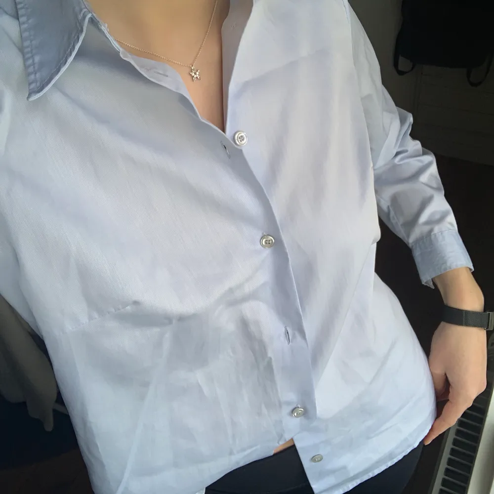 Blå skjorta i strykfri bomull🤍. Skjortor.