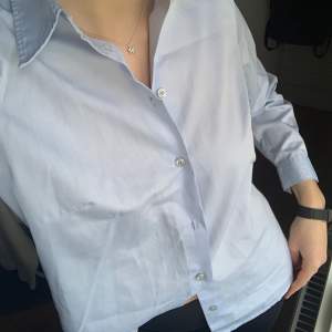 Blå skjorta i strykfri bomull🤍