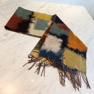 Färgglad sjal/halsduk - Oanvänd färgglad sjal/halsduk.