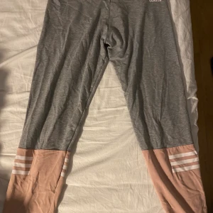 Adidas träningstights  - Använda fåtal gånger! Supersköna med en hög kant i midjan.