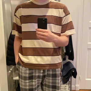 Oversize t-shirt  - Oversize t-shirt köp på junk yard, den är i storlek XL men passar mig som är L, pris och frakt kan diskuteras.