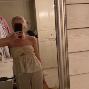 Zara topp - Säljer min super söta topp från zara, då den inte kommer till användning längre. Använd få gånger och i gott skick. Storlek M, jag är vanligt vis en S och den sitter lite lösare bara, men håller sig fortfarande uppe. I en beige färg.