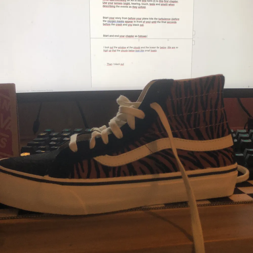 Höga vans skor helt oanvända men ett tiger färgat tyg funkar till alla OBS det är storlek 39. Skor.