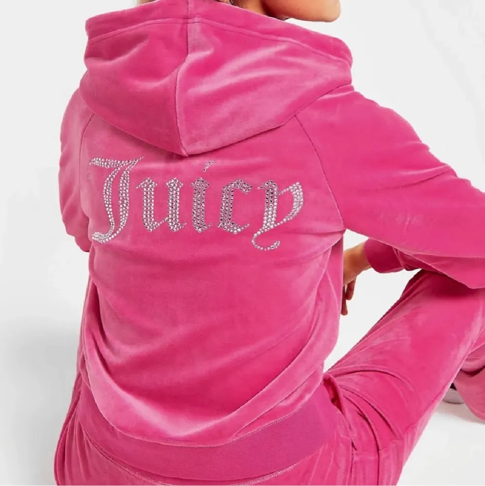 Säljer denna jätte snygga Juicy Tröjan, helt helt ny och oanvänd så i bästa skick! Strl xl men sitter som M! Köpt för 1199kr säljer för 550kr!💗💗. Övrigt.