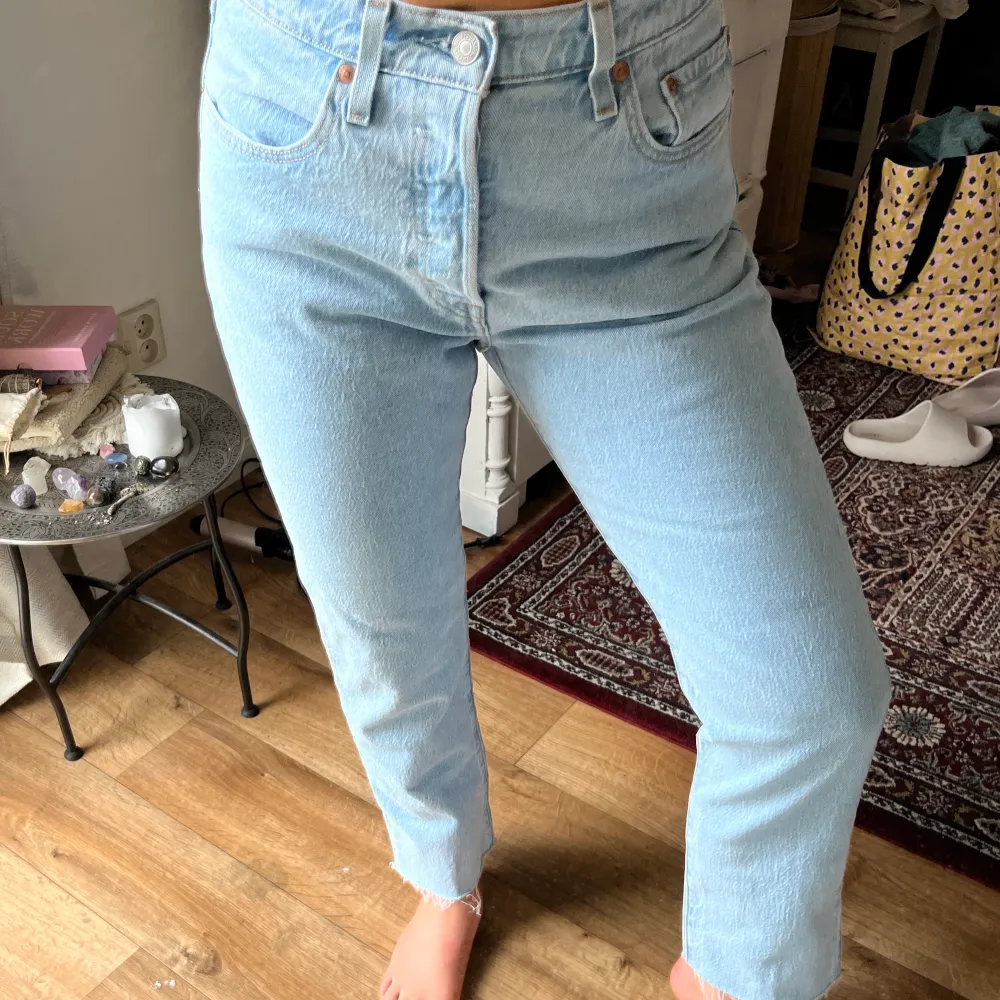 Jättefina Levis 501 jeans, knappt använda, avklippta nertill, storlek W28 L28, säljer billigt då jag ska iväg och resa och behöver bli av med kläder🌸 frakt tillkommer 59kr. Jeans & Byxor.