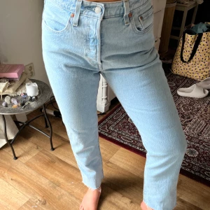Levis 501 jeans - Jättefina Levis 501 jeans, knappt använda, avklippta nertill, storlek W28 L28, säljer billigt då jag ska iväg och resa och behöver bli av med kläder🌸 frakt tillkommer 59kr