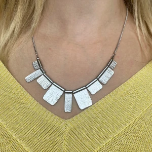 Asymmetrisk halsband  - Använt 1 gång. 