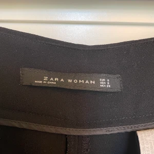 Kostymbyxor Zara - Dessa kostymbyxor med pressveck från Zara har varit mina absoluta favoriter fram tills dess att de blev för små🤧 De passar perfekt till någon som är lite kortare som jag, 160cm, och i storlek S. Dessvärre saknar de fickor, men har en dragkedja i sidan🖤
