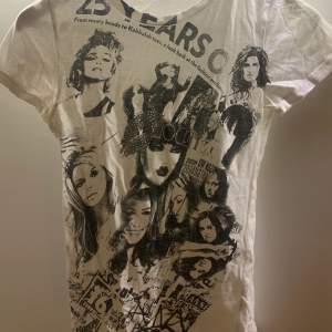 Svin cool t-shirt köpt på 2000 talet med svartvitt tryck! Mycket bra skick🤍🖤