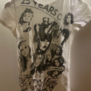Fashion t-shirt - Svin cool t-shirt köpt på 2000 talet med svartvitt tryck! Mycket bra skick🤍🖤