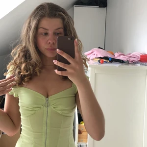 Korsett milkmaid topp - Limegrön milkmaid topp i korsettstuk. Sitter jättefint och formar bysten smickrande. Kommer passa så bra med lite solbränna☀️☀️ Aldrig använd!