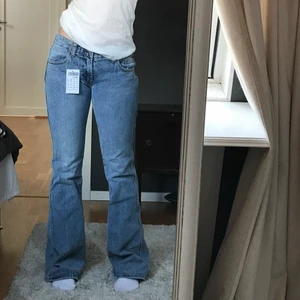 Intressekoll! - Intressekoll på mina fina brandy Melville jeans. Lappen finns kvar men vill sälja då dom är lite långa på mig. Färgen syns bäst på sista bilden och dom är små randiga i tyget. Jag är 166 cm lång, skriv vid intresse 💕