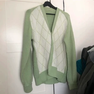 Cardigan - Söt pastellgrön cardigan som tyvärr inte kommer till användning längre!
