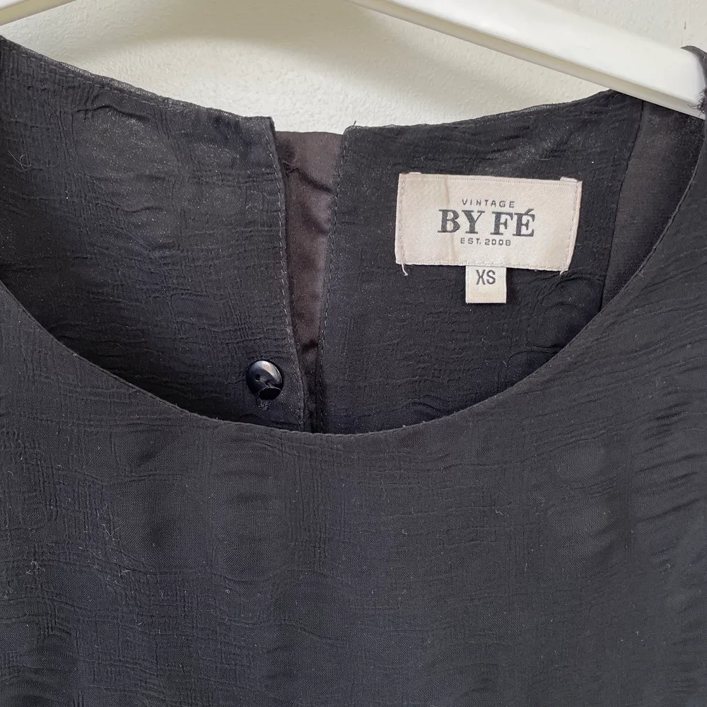 Väldigt fin svart tröja I härligt material med fina detaljer vid armarna och ryggen! I väldigt fint skick! . T-paidat.