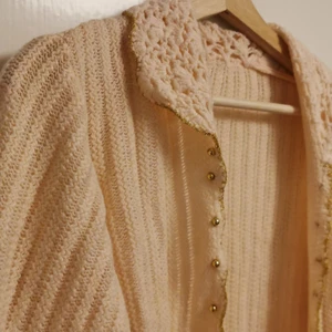 Ljusrosa kofta med gulddetaljer (S)  - Frakten är inkluderad i priset!🌸 Söt rosa kofta med snörning och guldiga detaljer i form av guldfärgade pärlor och guldfärgade "sömmar". Uppskattas till en S. 