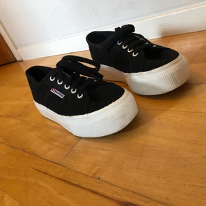 Superga 2790 platå sneakers.  - Snygga men för min del nej, dem har inte gåtts in än så nästan som nya. Inte helt hundra dunder vita i gummit överallt fast nästan. 