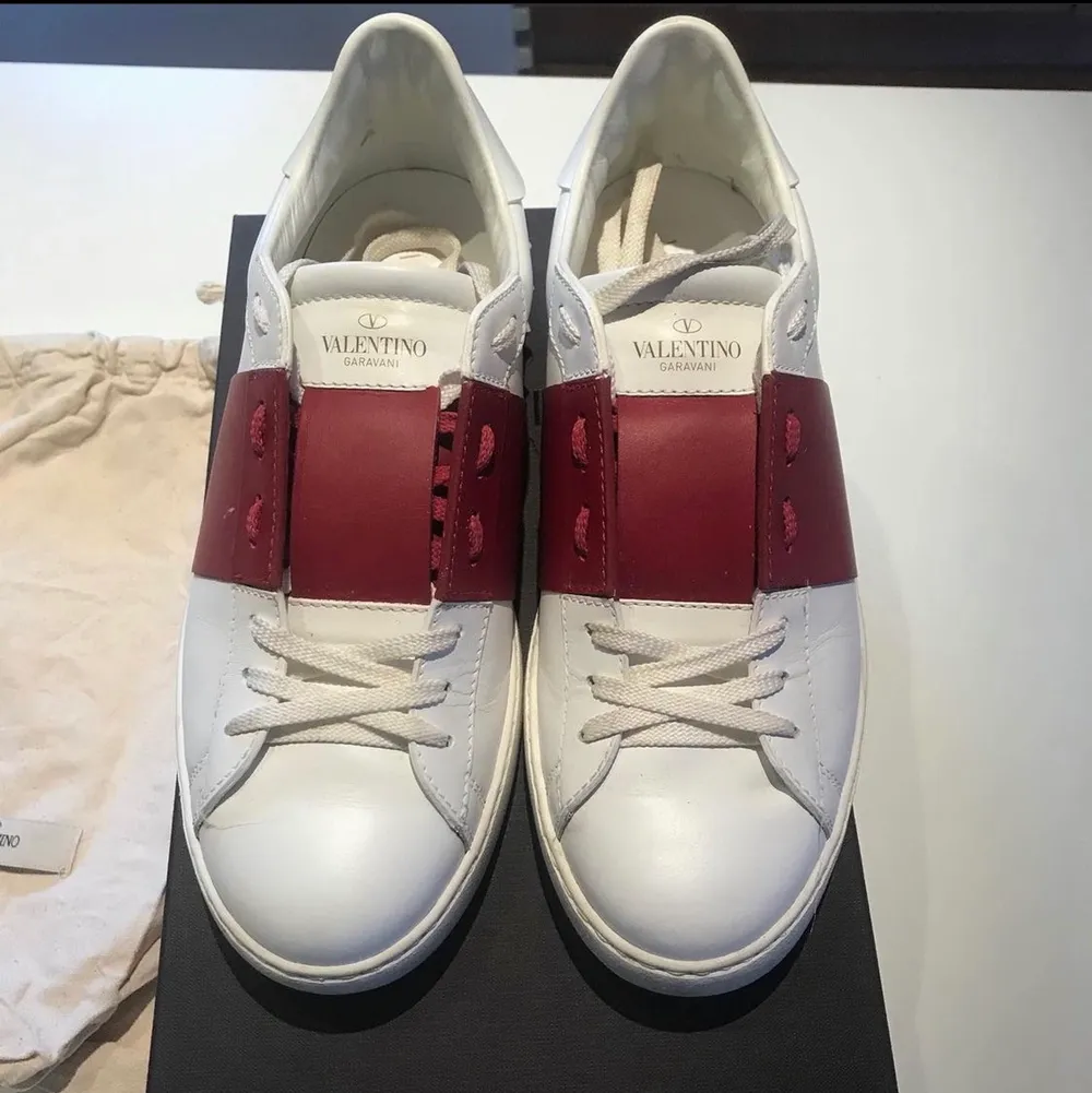 Valentino skor köpta för 3 400 säljs för 2 500 bra skick använda ändats 1 gång . Skor.
