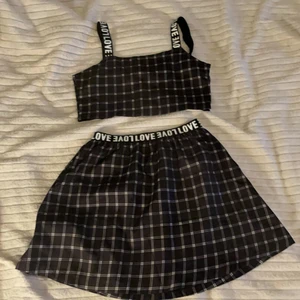 Shein sett⚡️ - Ett sett köpt från Shein med en kjol och en topp. Aldrig använt, storlek 140 på kjolen och toppen⚡️ kontakta om du är intresserad💞