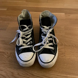 CONVERSE - Super snygga svarta converse sparsamt använda, de där fram där de är vitt är bara smuts annars är de i toppskick! Storlek 38 