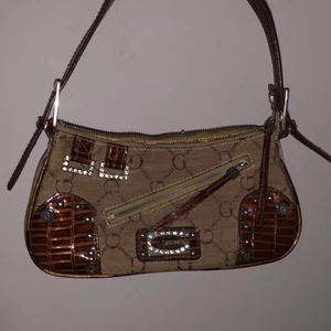 Gussaci väska - Jätte snygg väska, knappt använd och som ny. För fler bilder hör av er💋 kan gå ner i pris vid snabb affär.